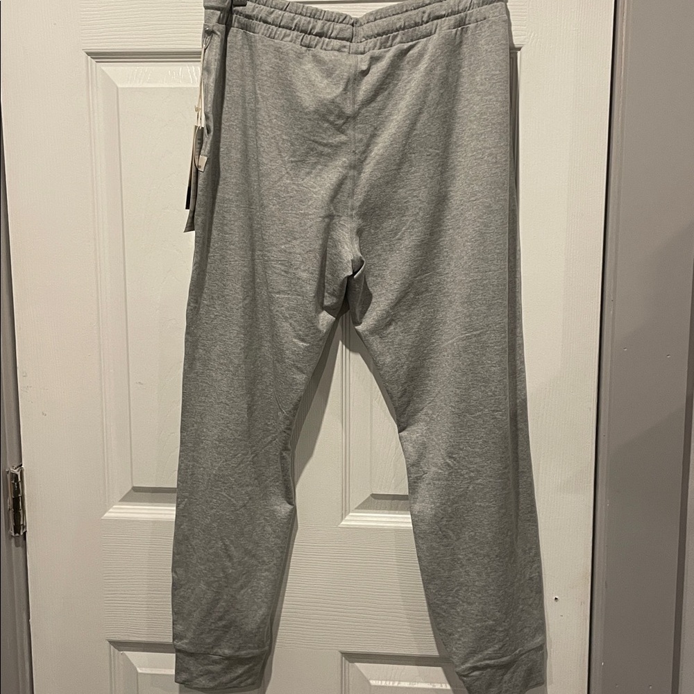 Brand new Vuori performance jogger in pale gray heather - Picture 3 of 7